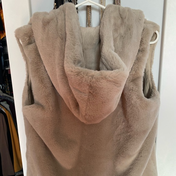 ONLY - faux fur zip up vest. - Picture 2 of 4